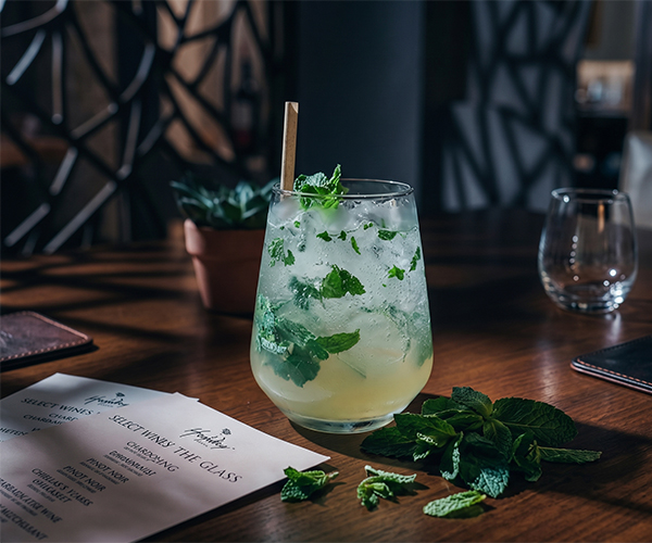 Hugo non-alcoholic crisp cocktail with elderflower and mint